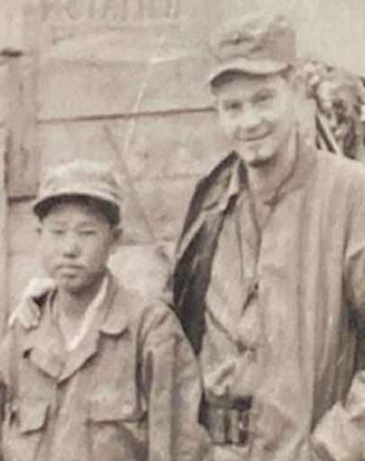 6·25전쟁 당시 미국 종군기자로 참전했던 고(故) 로버트 H. 모지어와 한국 소년 ‘KIM’. [사진 국가보훈부]