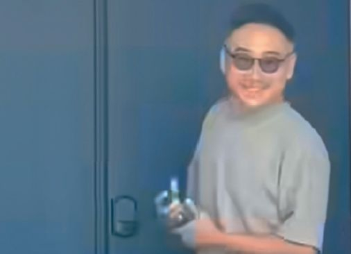 김원석 대표가 데드 프레지던트를 향해 미소를 짓고 있다.  [인스타그램 캡처]