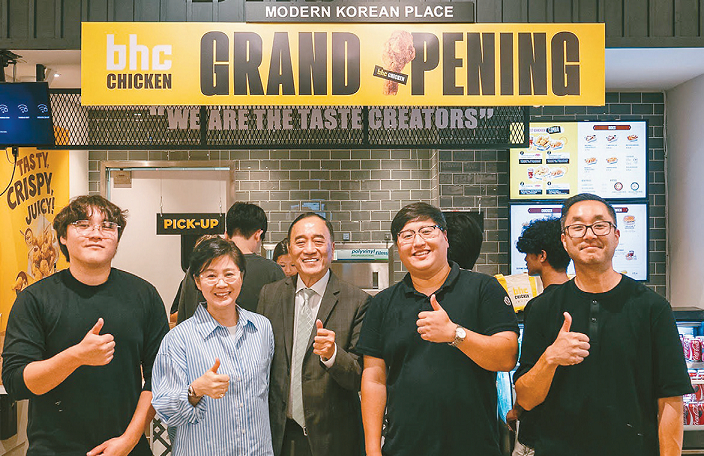 bhc 치킨 본사 남화연 전무(왼쪽에서 두번째)와 미주법인 브라이언 신 법인장(오른쪽에서 두번째)을 비롯한 관계자들이 어바인 매장의 그랜드 오프닝 행사에 참석했다. [bhc 제공]