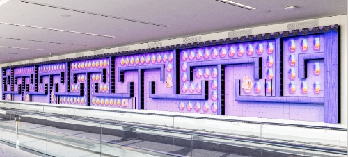 인천국제공항 제2여객터미널 키네틱 LED에서 상영 중인 ‘한-입만, K-팩맨’ 콘텐츠의 한 장면(㈜이지위드 제공)