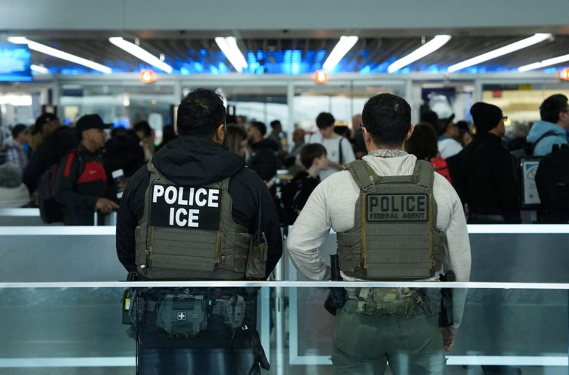 지난 3월 뉴욕 존 F. 케네디 국제공항에서 이민세관집행국(ICE) 요원들이 순찰을 돌고 있다. 로이터