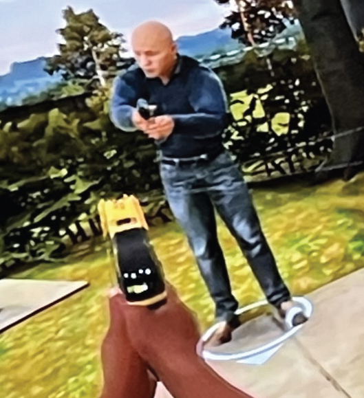 본지 기자가 용의자를 향해 테이저건을 겨누는 모습이 VR 화면에 실시간으로 나타나고 있다.