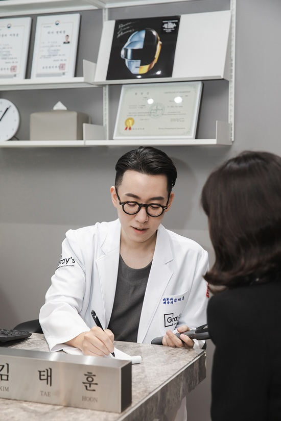 [Dr. Kim Tae-hoon during a patient consultation.]