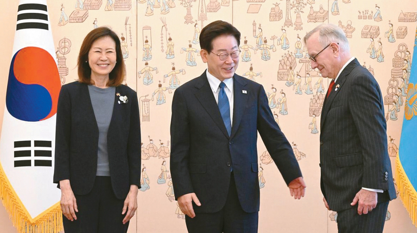 미셸 스틸 주한 미국대사(왼쪽)가 12일(한국시간) 신임장 제정식에서 남편 숀 스틸 변호사와 함께 이재명 대통령과 기념촬영을 하고 있다. 스틸 대사는 이날 이 대통령에게 신임장을 전달했다.  [청와대사진 기자단] 