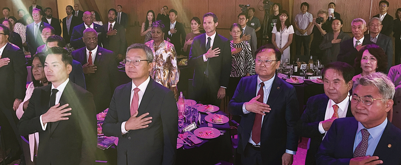 지난 12일 오드리 이마스 파빌리온에서 열린 LA한인회 창립 64주년 기념 갈라에서 로버트 안 LA한인회장(맨 왼쪽)과 김영완 LA총영사(왼쪽 두 번째) 등 한인 사회 인사들이 국기에 대한 경례를 하고 있다.