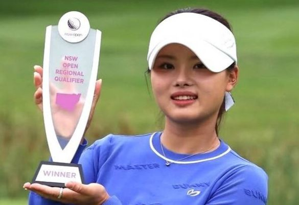 지난 2월 호주 뉴사우스웨일스주에서 열린 '2026 포드 여자 NSW 오픈 지역 예선 대회'에서 우승한 제시카 방이 트로피를 들고 있다. [Golf NSW 인스타그램 캡처]