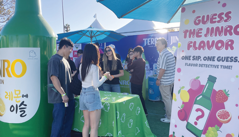 진로 부스를 찾은 커플 방문객이 과일소주 맞히기 이벤트를 체험하고 있다. [진로 제공]