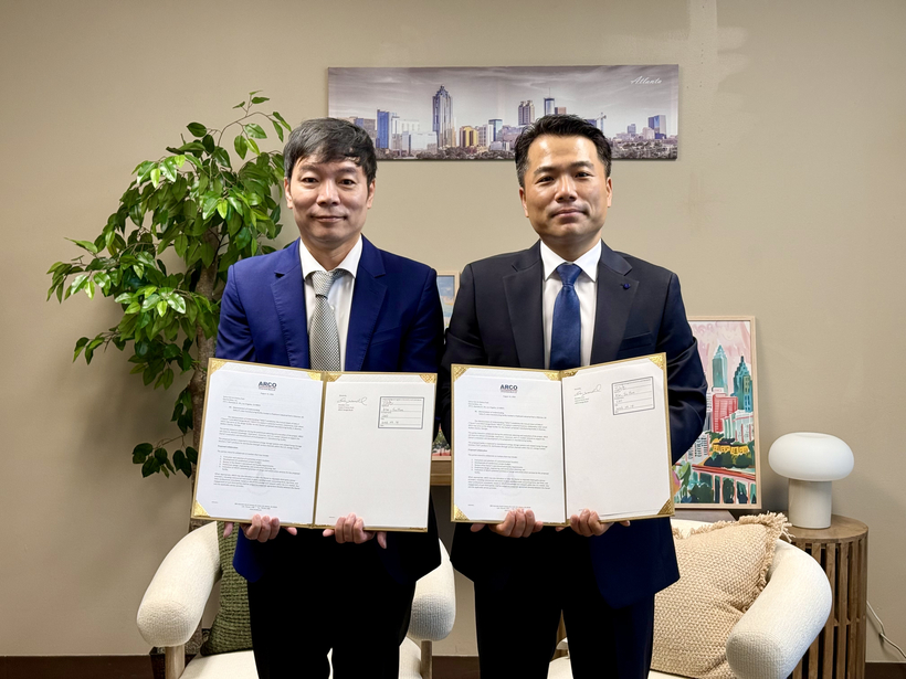 최현철 아르코 코리아데스크 상무(왼쪽)와 김수훈 대표가 14일 업무협약을 맺었다. 