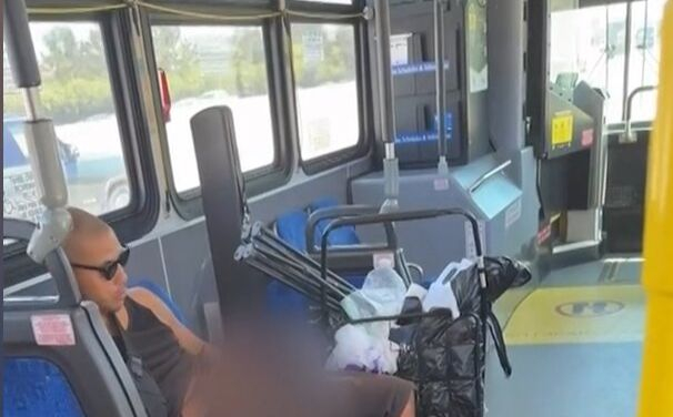 부에나파크에서 운행 중인 OCTA 버스에 탑승한 남성이 음란행위를 하고 있다. [KTLA 캡처]