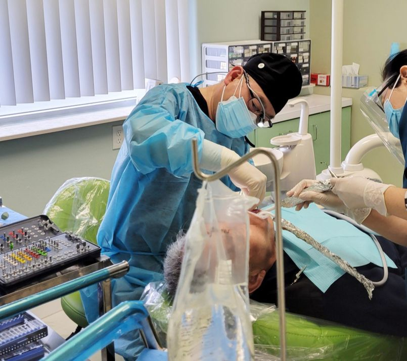 포유 덴탈 그룹 조셉 최 원장이 환자 맞춤 진료 원칙에 따라 세심하게 진료하고 있다.
