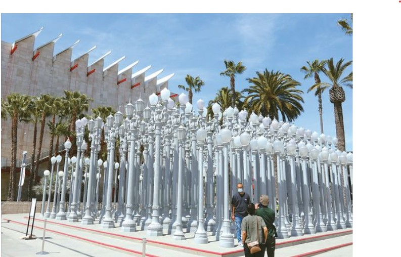 LA카운티미술관(LACMA) 앞에 설치된 대표 작품 ‘어반 라이트’. 