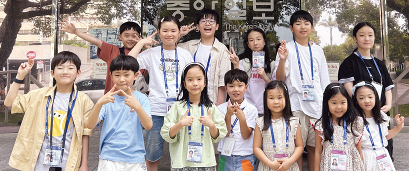 27일 본지를 찾은 한국 학생 예능 단원들. 앞줄 오른쪽부터 시계방향으로 김시은(채드윅 국제학교), 김태인(게이트서초), 장하윤(게이트한남), 김도율(목동초), 김소윤(서원초), 강다건(청목초), 오동준(신중초), 손주원(오금초), 이하린(서원초), 강신욱(도성초) 최유진(한일초), 이하랑(나산초), 구다연(나산초) 학생.