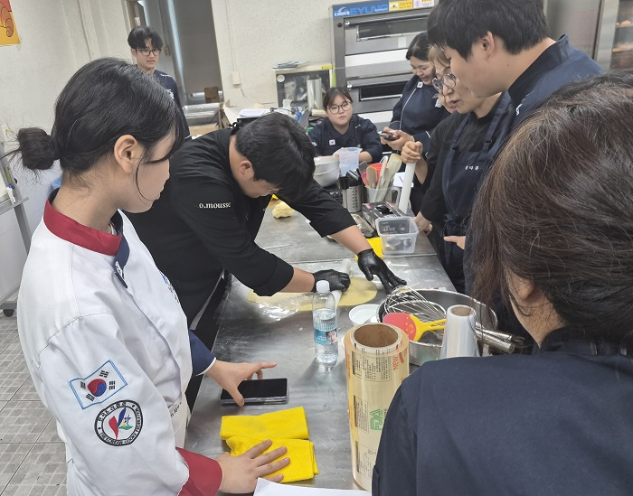 [광주·전남 지역의 신선한 로컬 식재료를 활용한 디저트 시연 중인 한국영셰프요리단(KYCT) 김진서 셰프. KYCT 김문수 기자 제공]