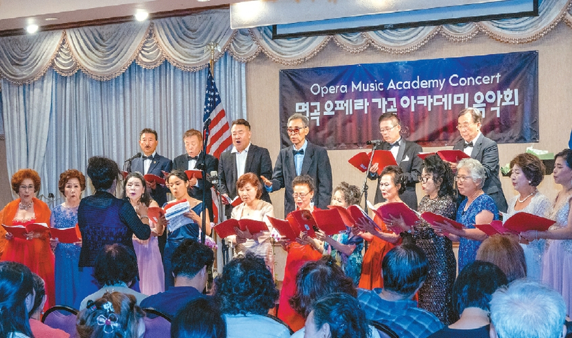 오페라 뮤직 아카데미(디렉터 진복일)가 지난달 23일 LA 옥스퍼드 팰리스 호텔에서 시니어 음악회를 개최했다. 오페라 뮤직 아카데미는 시니어들이 노래를 배우고 무대에 설 수 있도록 음악 교육과 공연 기회를 제공하고 있다. [오페라 뮤직 아카데미 제공]