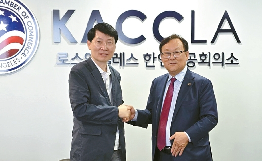 LA 한인상의는 지난달 28일 경기도시장상권진흥원 김민철 원장과 업무협약(MOU)를 체결하고 경기도 소상공인의 미국시장 진출과 현지 판로 확대를 위한 협력을 다짐했다. 이번 협약은 라스베이거스 내 K-굿즈 페어성과를 LA 지역의 기업·바이어 및 경제인 네트워크와 연결하기 위해 추진됐다. LA 한인상의 곽문철(오른쪽) 회장과 김 원장이 MOU 서명 후 악수를 나누고 있다. [한인상의 제공] 