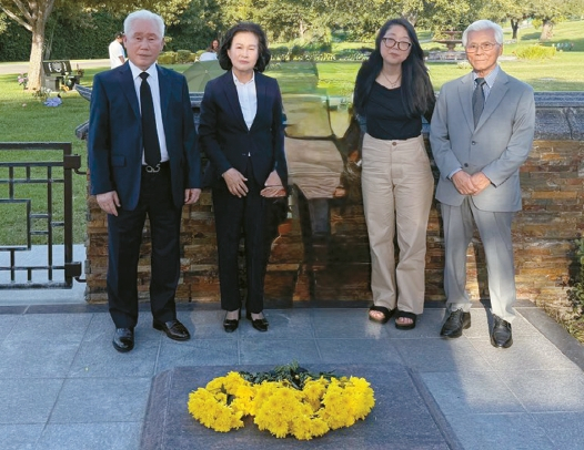 홍명기 이사장 5주기 추모 지난달 18일 몬테시토 메모리얼 파크에서 고 홍명기 M&L 홍 재단 이사장의 5주기를 맞아 생전 고인과 각별한 인연을 맺었던 한인사회 인사들이 묘역을 찾아 고인을 추모했다. 왼쪽부터 이종운씨, 클라라 원 전 대한인국민회 기념재단 이사장, 크리스틴 홍씨, 권영신 대한인국민회 기념재단 상임고문. [클라라 원 전 이사장 제공]