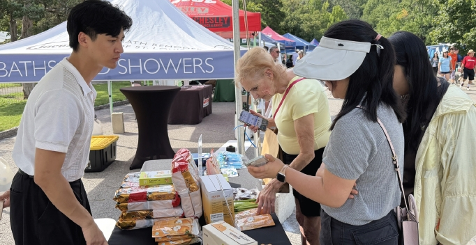 전남광주통합특별시 미주사무소(소장 문창숙)는 최근 미주리주와 자매 결연 40주년을 기념해 지난달 29일부터 30일까지 미주리주에서 개최된 2026 페스티벌 오브네이션즈에 참가해 홍보부스를 운영했다고 밝혔다. 사무소는 전남 청정 바다에서 길러낸 최고급 곱창김 제품과 고흥 유자, 나주 배를 비롯한 우수 농수산식품을 시 식할 기회를 부스 방문객에 제공했다. 사무소 관계자가 방문객에게 제품을 소개하고 있다.[전남 미주사무소 제공]