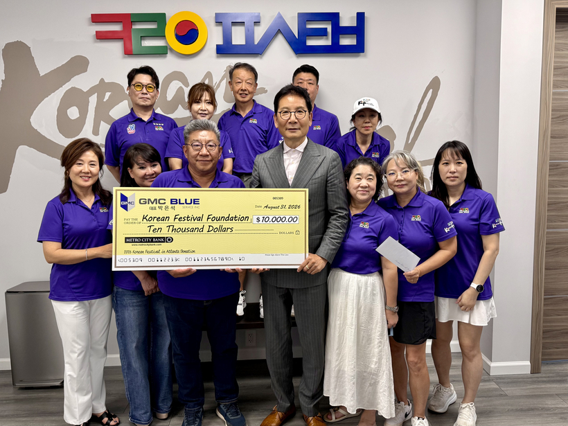 박은석 한인회장이 운영하는 GMC블루에서 코리안 페스티벌에 1만 달러를 기부했다. 후원자들은 후원액수에 상응하는 입장권을 받는다. 