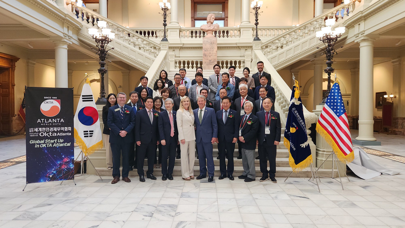 1일 조지아주 의회에서 열린 9월 월드옥타의 달 선포 결의안 통과 기념식에서 브라이언 켐프 주지사 내외(가운데)와 월드옥타 관계자들이 한자리에 섰다. 장채원 기자