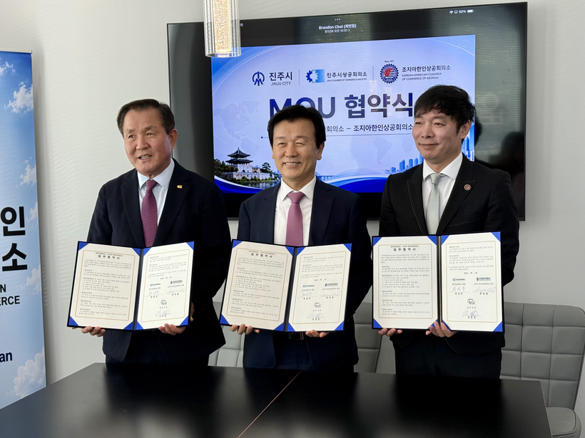 (왼쪽부터) 허성두 상의 회장, 조규일 시장, 최현철 상의 회장. 