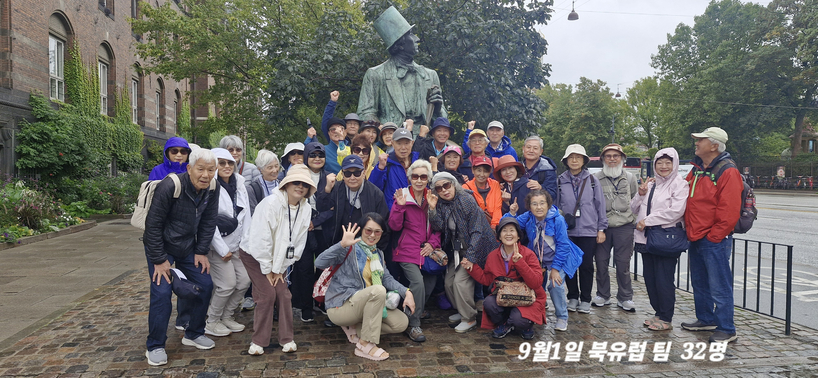 동방관광&여행사 북유럽 4개국 완전일주팀이 덴마크 코펜하겐의 명소인 안데르센 동상 앞에서 기념촬영을 하고 있다.