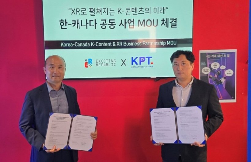 (주)익사이팅리퍼블릭 한민식 대표(오른쪽)와 KPT Enterprises Ltd 임채호 대표(왼쪽)가 XR 체험 공간 '미션파이브'에서 캐나다 수출 및 사업 협력을 위한 업무협약(MOU)을 체결한 뒤 기념촬영을 하고 있다.
