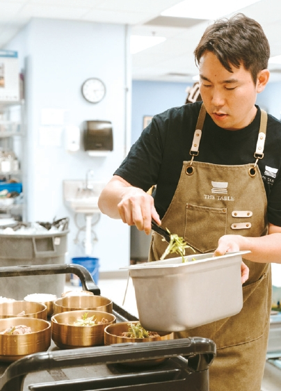 김창현 목사가 양지 곰탕에 고명을 올리고 있다.  [본인 제공]