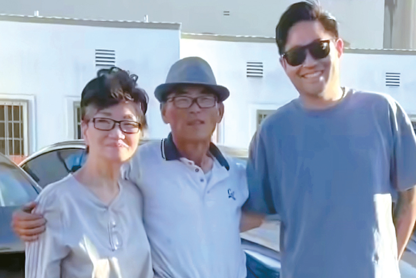 지난 14일 석방된 조창연(왼쪽)씨와 남편 김종수(가운데)씨. [SNS 캡처]