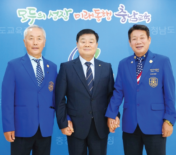 미주한미경찰자문위원회 정영열 총회장과 김영환 동북부연합회장은 지난 15일 충청남도교육청을 방문해 이병도 교육감과 청소년 범죄 및 학교폭력 예방, 글로벌 교류 확대 방안을 논의했다. 위원회는 내달 뉴욕을 방문할 충남 학생 약 20명의 경찰기관·학교 견학과 문화체험 등을 지원할 예정이다.  [미주한미경찰자문위원회] 