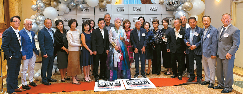 이영근 대표와 프로클럽 40주년 기념행사에 참석한 고객 및 협력사 관계자들이 함께 기념사진을 촬영했다.