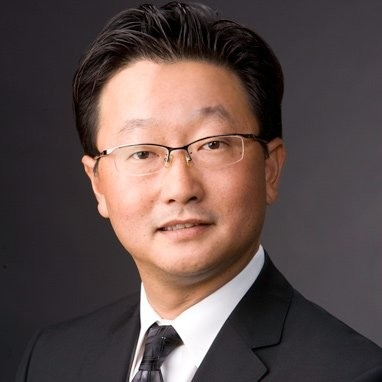 팜스프링스.코첼라 밸리 지역의 주거 및 수익형 부동산 투자를 전문으로 하는 케빈 김 브로커.