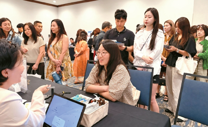 행사 참가자들이 일대일 의료 상담에 몰리면서 부스마다 긴 줄이 이어졌다.