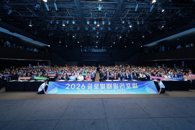 [지난 9월 19일 서울 섬유센터 텍스파홀에서 열린 ‘2026 글로벌패밀리포럼’에서 주요 참석자와 시민들이 가족 가치 회복과 가족친화적 사회로의 전환을 다짐하며 기념촬영을 하고 있다. 이날 포럼에는 20개 회원단체와 160개 협력단체를 비롯해 600여 명이 참여했다]