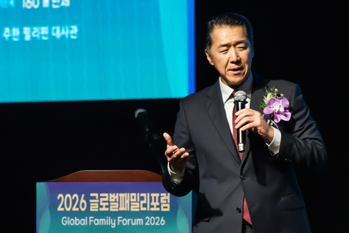 [문현진 글로벌피스재단(GPF) 세계의장이 9월 19일 서울 섬유센터에서 열린 ‘2026 글로벌패밀리포럼’에서 특별강연을 하고 있다. 문 의장은 홍익인간 정신에 뿌리를 둔 한국의 전통 가족 이상이 세계가 직면한 가족 위기의 보편적 대안이 될 수 있다고 강조했다]