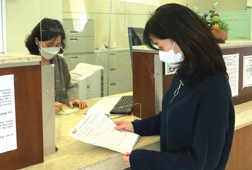 한 고객이 LA한인타운의 한인은행 지점에서 금융 업무를 보고 있다. [중앙포토]