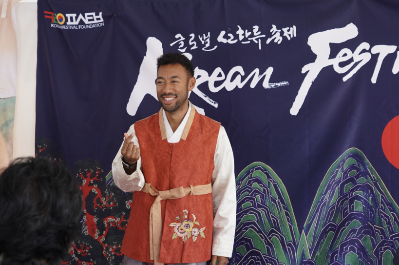 한인 어머니 썬 스캇 씨 앞에서 아들 벤 씨가 한복을 입고 손으로 하트를 그려 보이고 있다. 장채원 기자