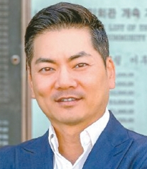 로버트 안.