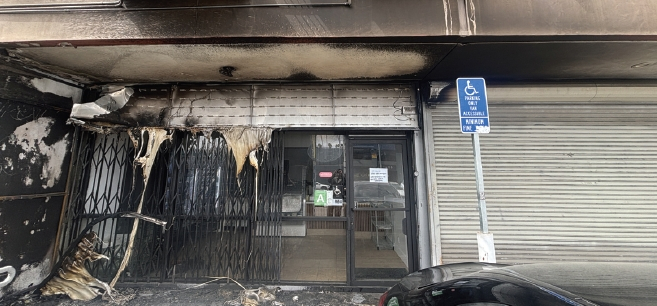 LA한인타운 반찬·김밥 전문점 '보글보글'의 외벽과 출입구가 검게 그을려 있다.