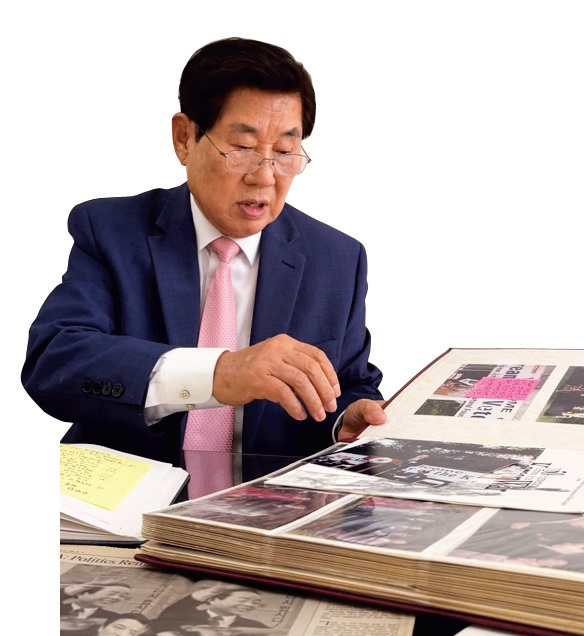 인터뷰 도중 과거 앨범을 꺼내보이는 이영송 회장. 김여진 인턴기자