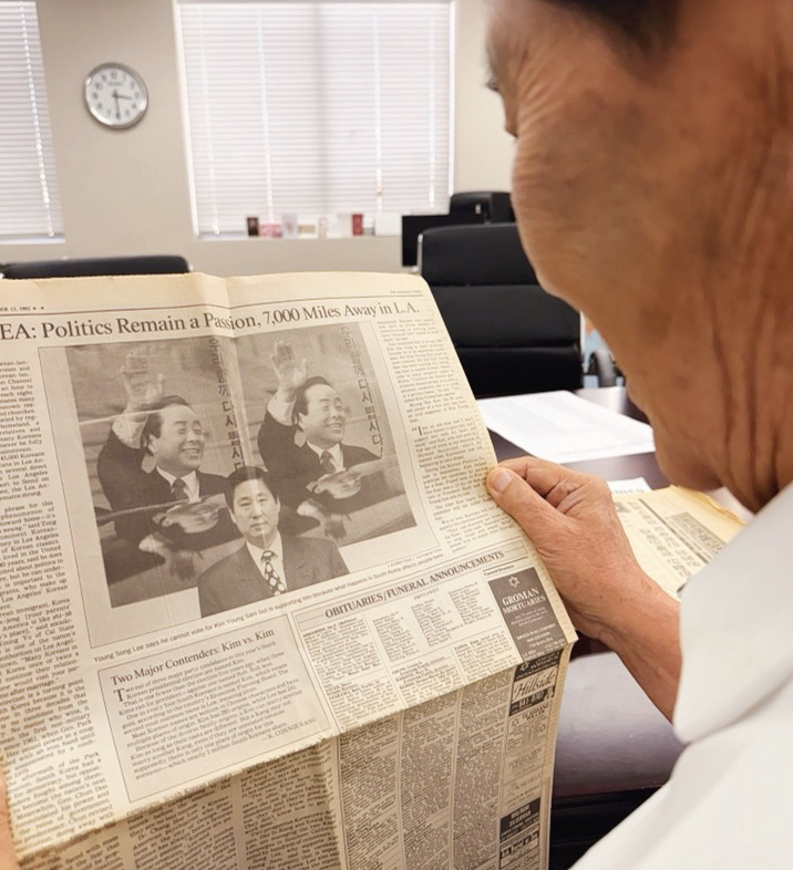 이영송 회장이 1992년 LA타임스에 보도된 김영삼 대통령 후원 활동 기사를 보고 있다. 이정범 기자