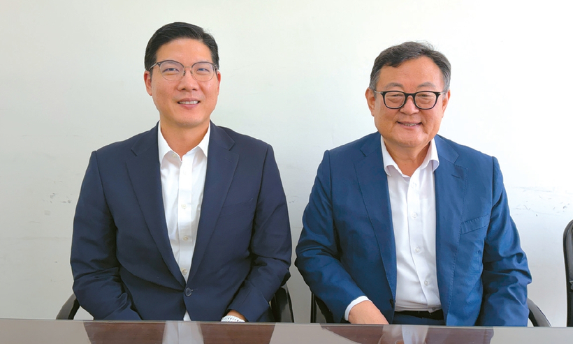충현선교교회 국윤권 담임 목사(왼쪽)와 민종기 원로목사가 23일 본지를 방문해 세계선교교회에 대해 설명하고 있다.