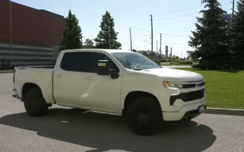8만 3,000달러를 주고 2026년형 쉐보레 실버라도(Chevrolet Silverado) 디젤 트럭이 계기판 작동 불능과 함께 엔진에서 극심한 소음이 발생해 크랭크축 결함으로 엔진 전체를 교체해야 한다는 진단을 받았지만 제조사의 신차 교환 거부로 논란이 되고 있다. [사진출처:Youtube @CTV News]