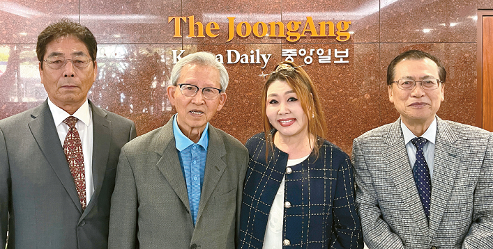(왼쪽부터)김태열 부회장, 이재권 회장, 아이린 김 부회장, 이칠호 부회장.