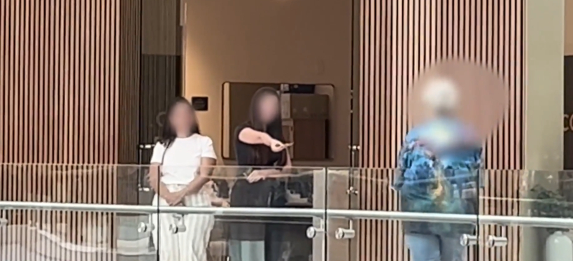 비앤코 매장 앞에서 직원들이 무료 샘플을 나눠주고 있다. [CBS뉴스 캡처]
