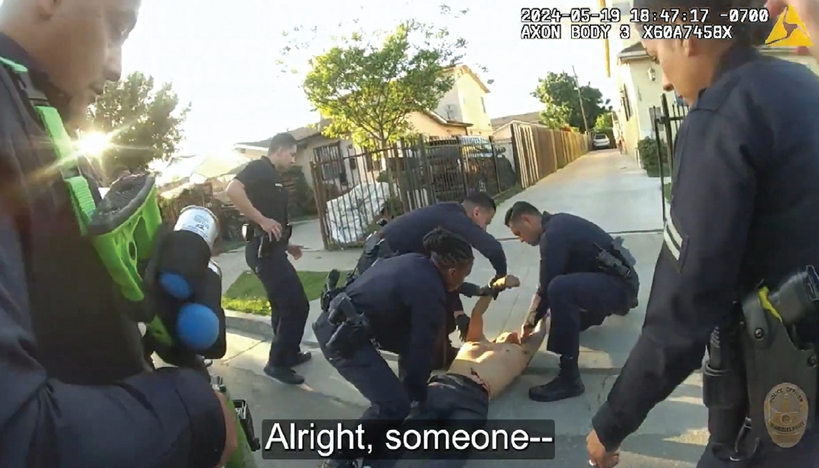 LAPD 경관들이 총에 맞아 쓰러진 윌버 블랑코에게 수갑을 채우고 있다. 영상에는 경관의 비살상 무기도 보인다. [LAPD 보디캠 캡처]