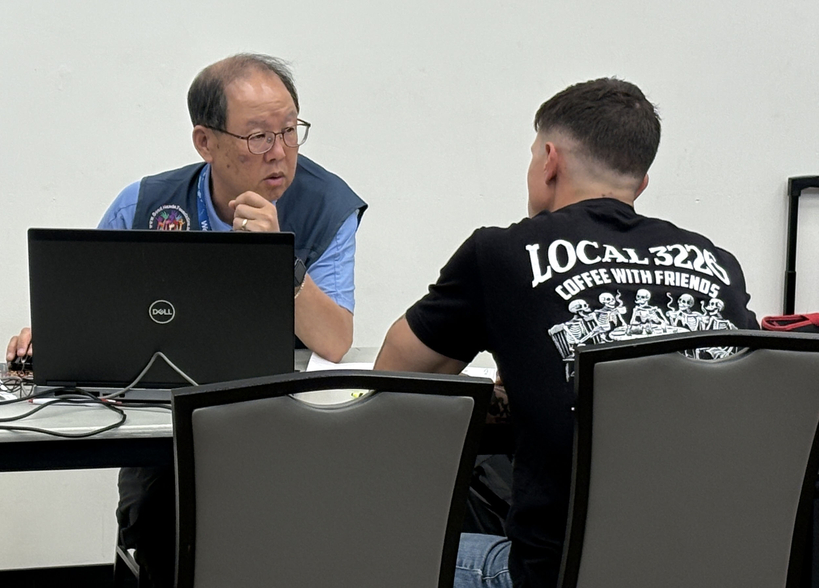 제임스 조(왼쪽) 굿핸즈재단 대표가 한인의 세금보고 업무를 도와주고 있다. [재단 제공] 