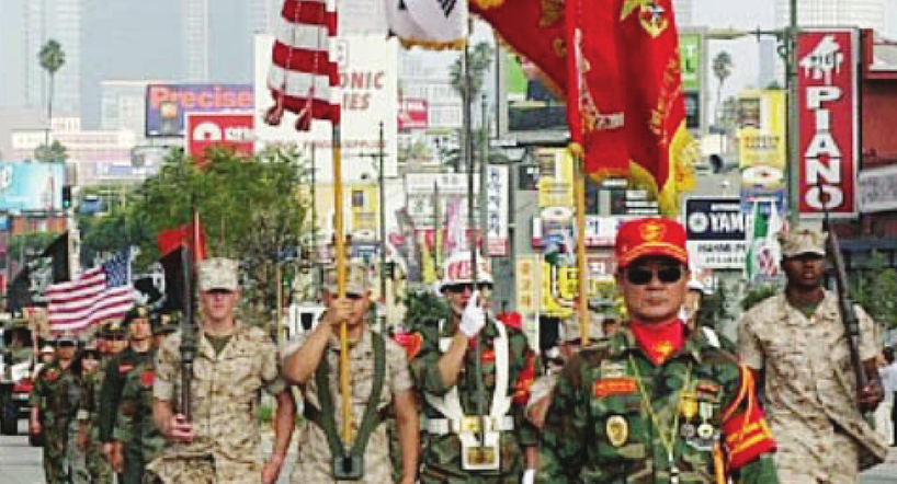 한.미 해병대 출신들이 LA 한인타운에서 열린 코리안 퍼레이드에서 태극기와 성조기, 해병대기를 앞세우고 힘차게 행진하고 있다.