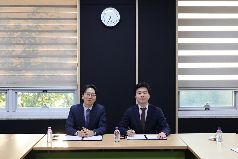 [장능인 서울특별시 사회적경제지원센터장(오른쪽), 서교 글로벌사회공헌단장(왼쪽). 서울특별시 사회적경제지원센터 제공]