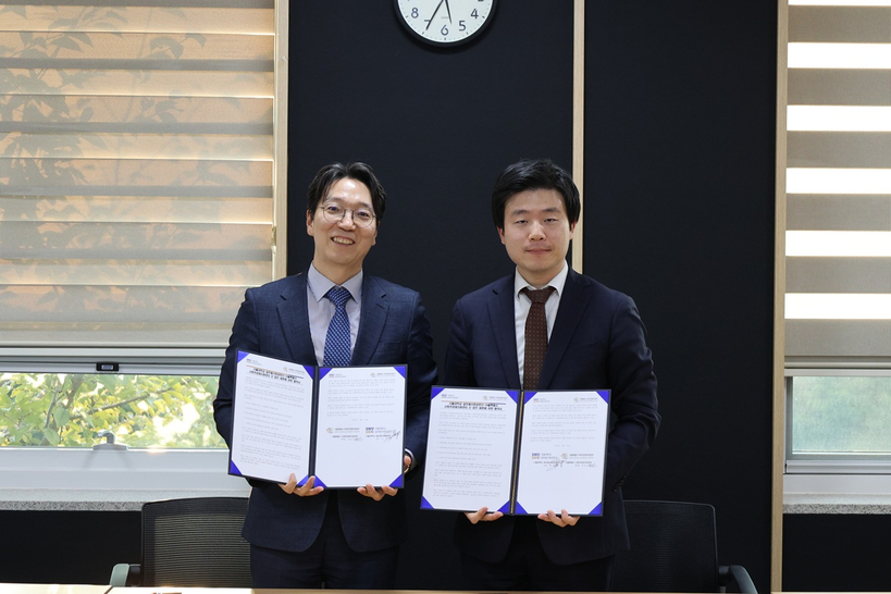 [장능인 서울특별시 사회적경제지원센터장(오른쪽), 서교 글로벌사회공헌단장(왼쪽). 서울특별시 사회적경제지원센터 제공]