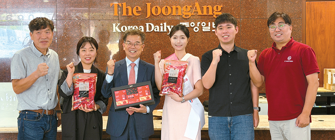 영양고추유통공사 (왼쪽부터) 권기준 상생자원공급팀장, 김근양 경영지원팀장, 황찬영 사장, 문유빈 홍보사절단, 유지훈 영양군청 주무관과 K Mannam 신상곤 컨설턴트가 파이팅을 외치고 있다.